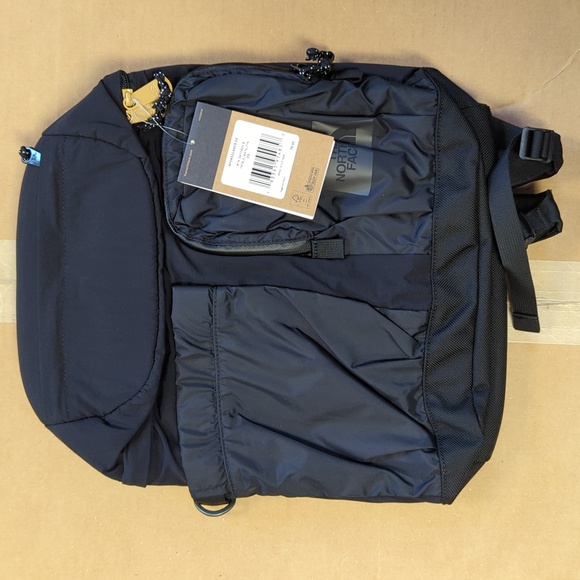 THE NORTH FACE Mountain Daypack/Backpack Black $79 NEW - Picture 2 of 7